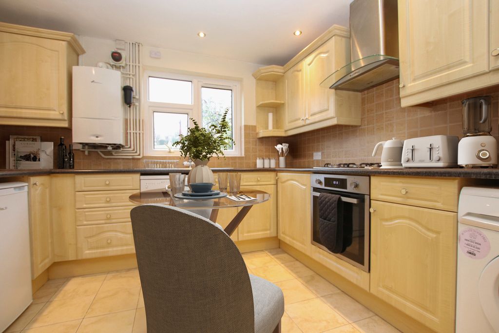Property photo 3 of 6 Kitchen