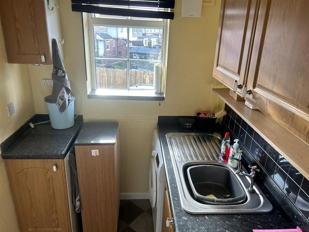 Property photo 3 of 10 Fitted Kitchen:
