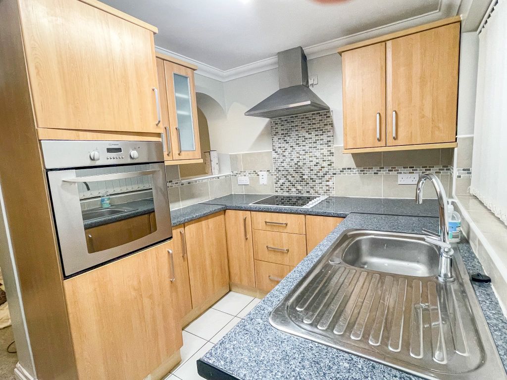 Property photo 3 of 10 Kitchen