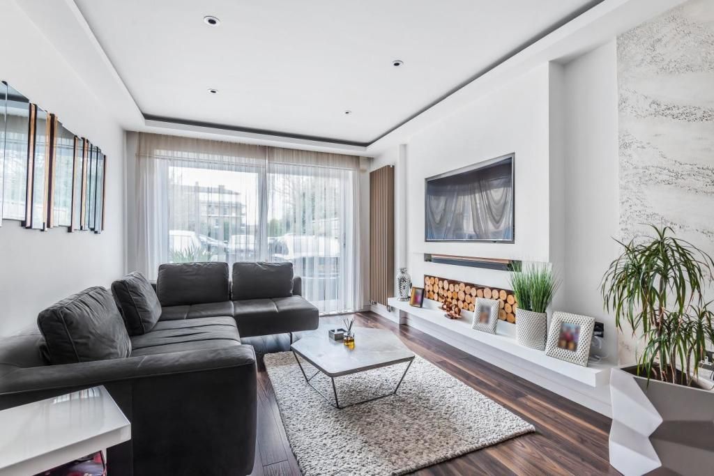 Property photo 1 of 22 Living Room