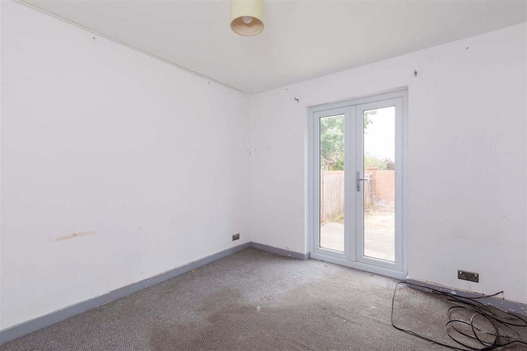 Property photo 3 of 14 6 Cippenham Lane-8.Jpg