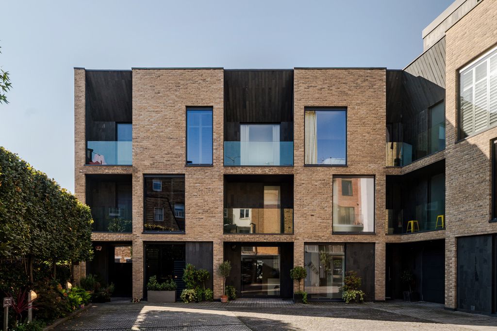 Property photo 2 of 39 311610 - 4 Cotswold Mews-2.Jpeg