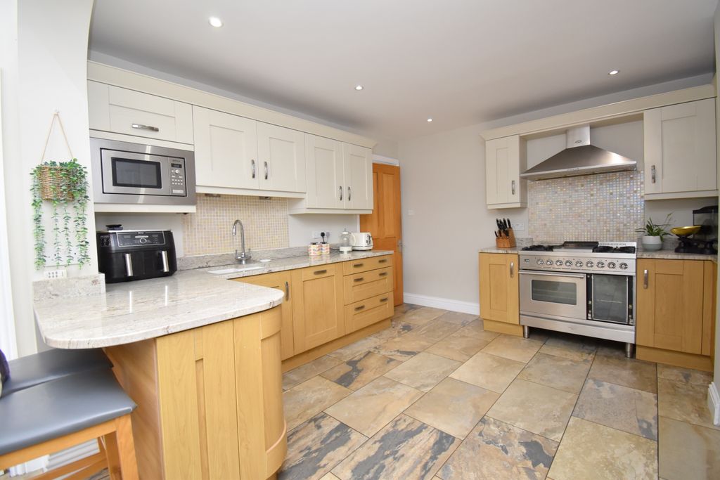 Property photo 3 of 32