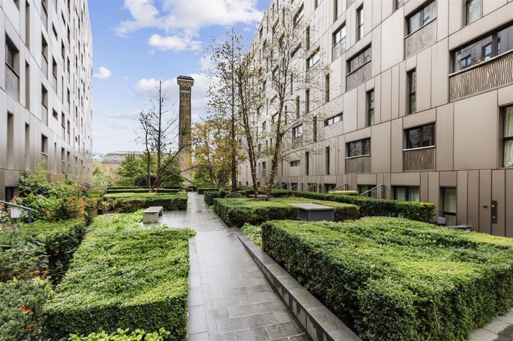 Property photo 2 of 6 Communal Gardens (1).Jpg