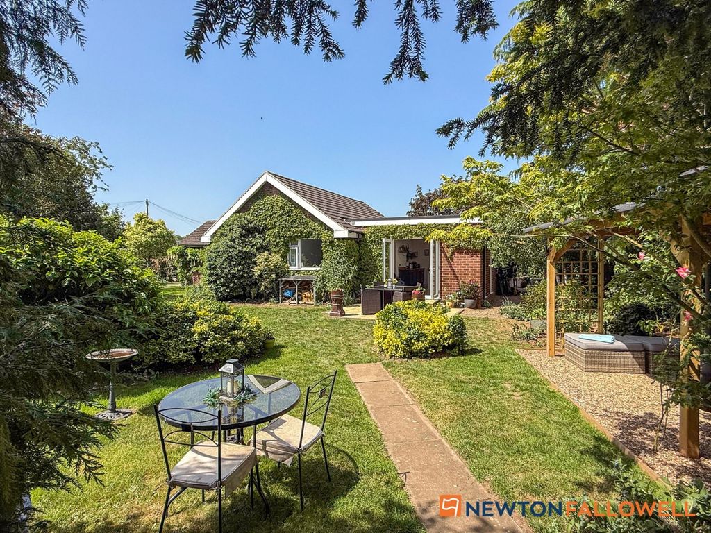 Property photo 3 of 26 Stunning Gardens