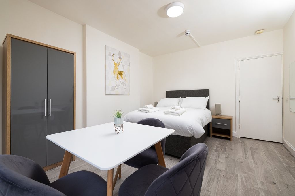 Property photo 2 of 4 A Bright And Inviting Double Bedroom Featuring Mod...