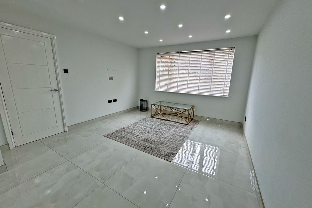 Property photo 2 of 12 4653433