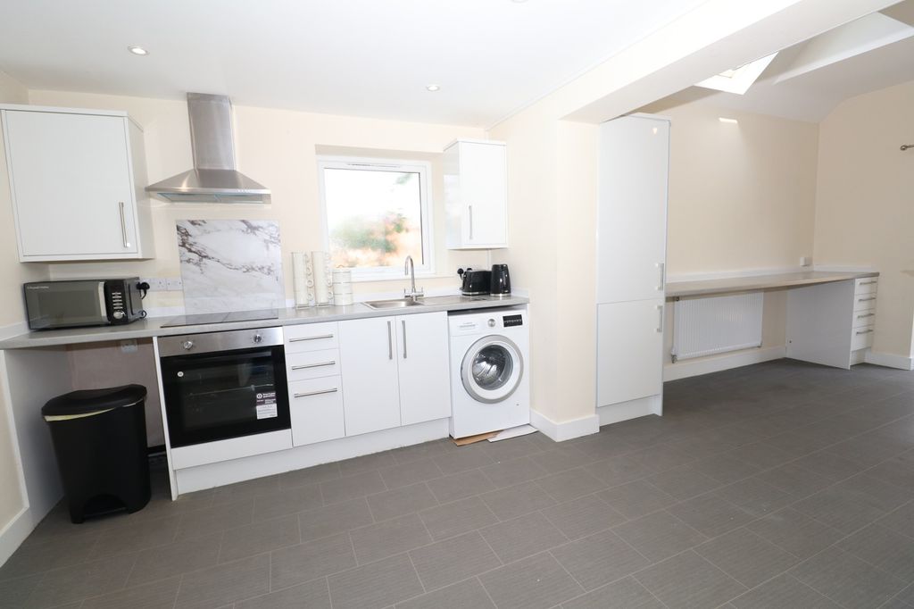 Property photo 2 of 7 Kitchen