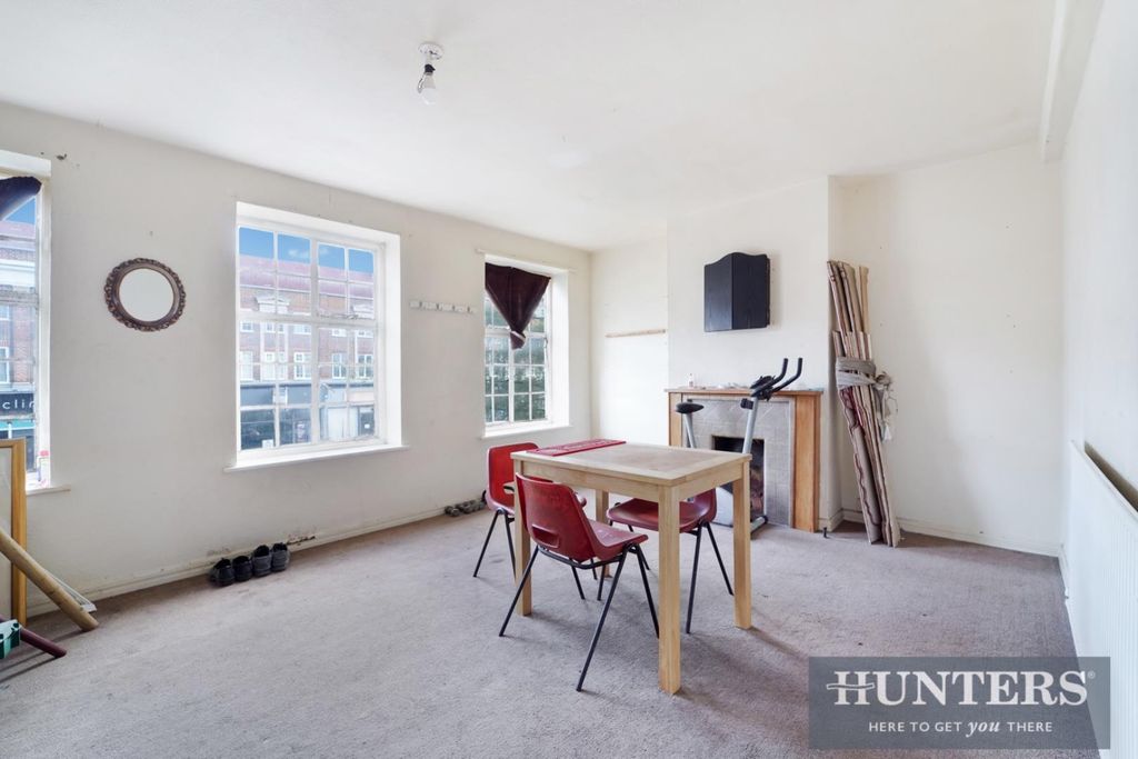 Property photo 3 of 15 Stoneleigh Broadway,  (12Of36)-3.Jpg