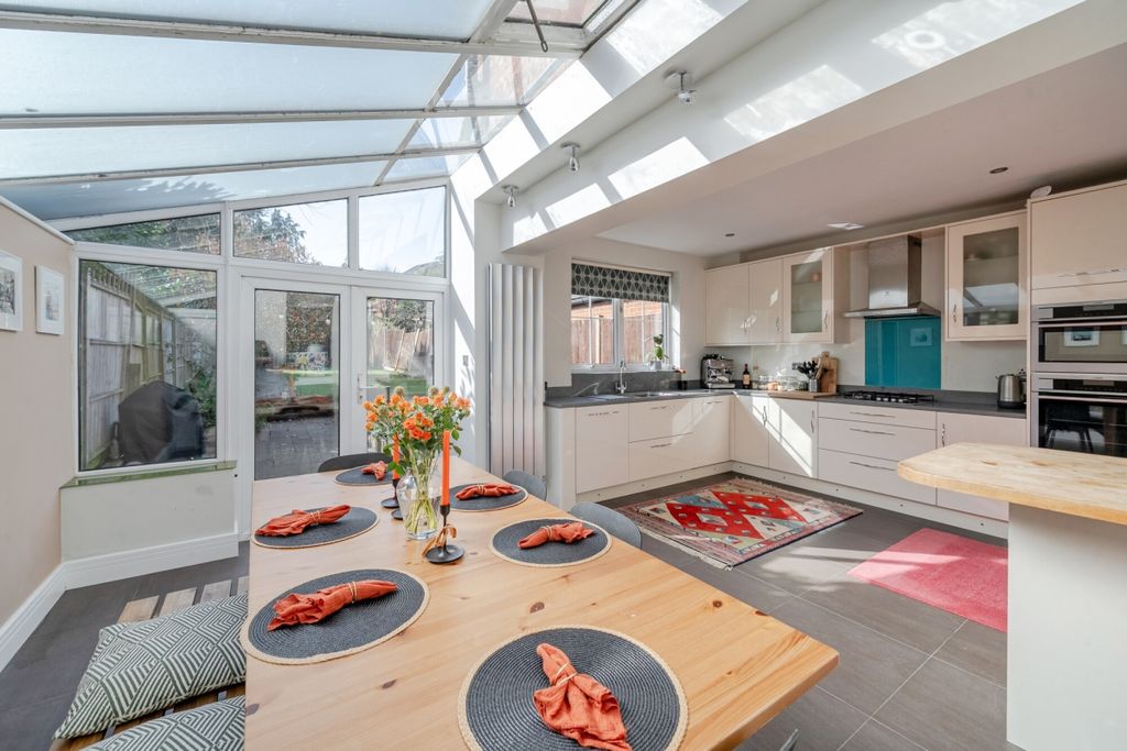 Property photo 1 of 16 Kings Road