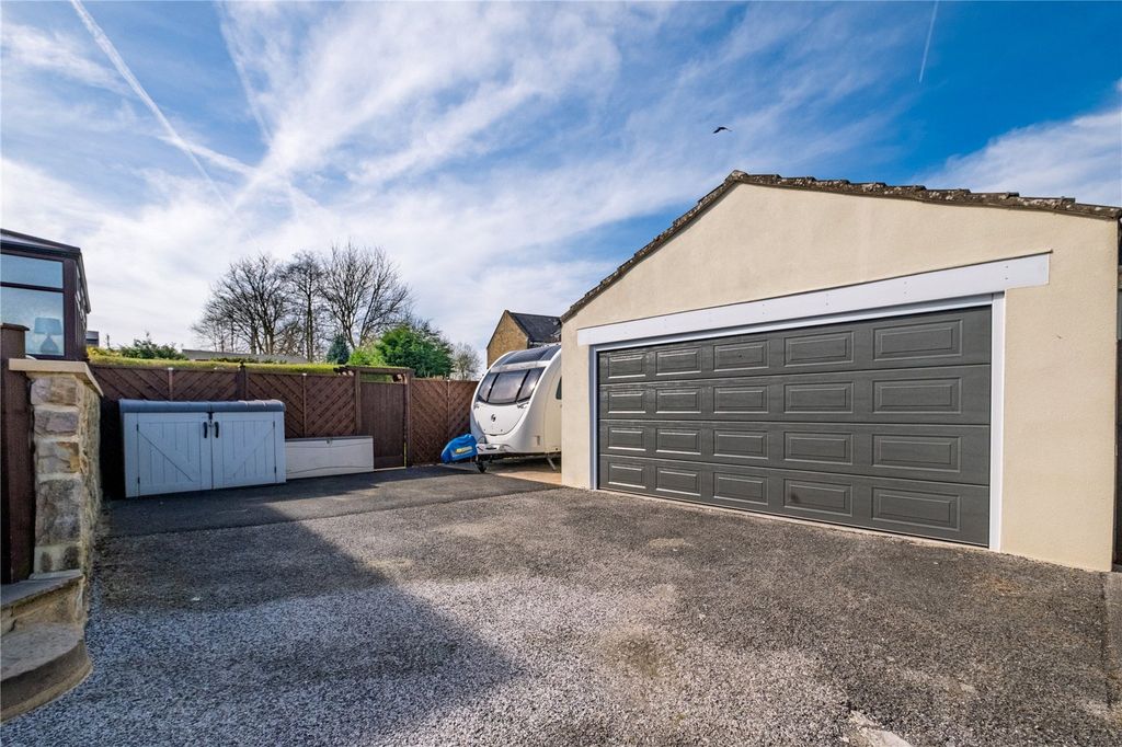 Property photo 2 of 34 Garage/Driveway