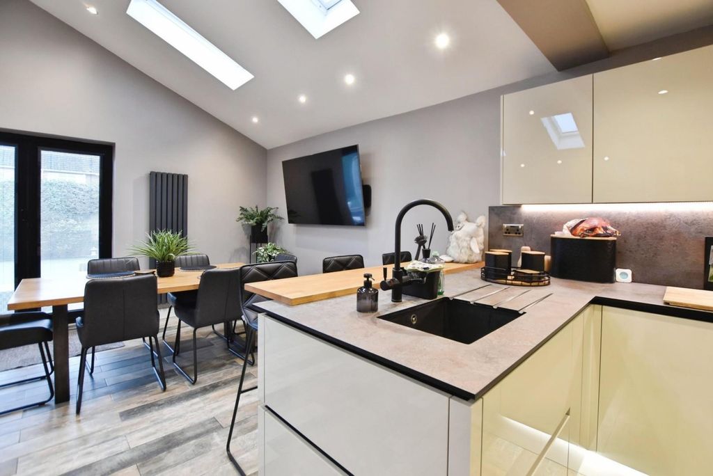 Property photo 3 of 33