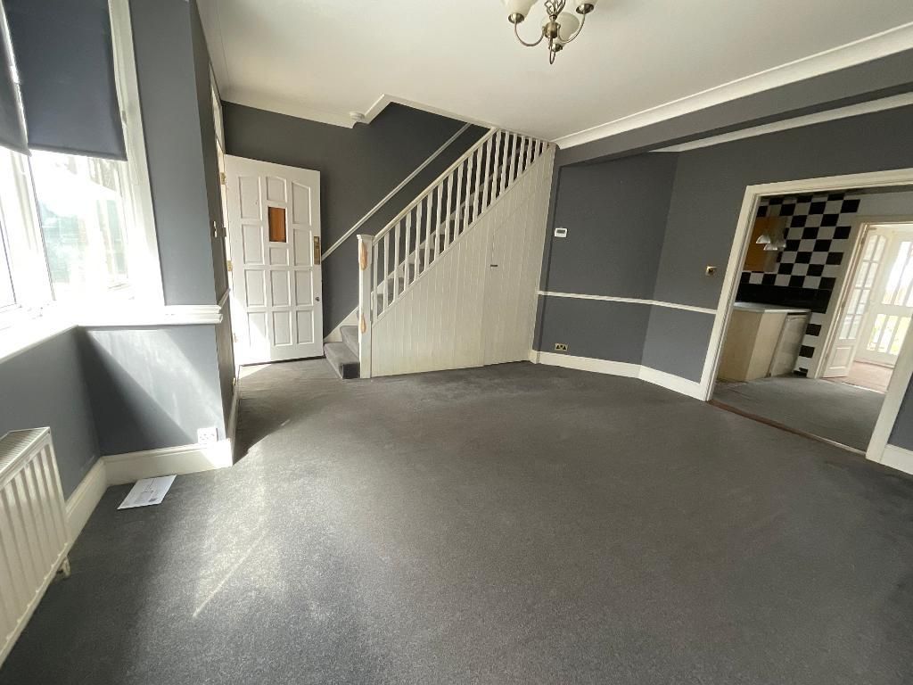 Property photo 3 of 15 Living Room 15'2 x 15'1