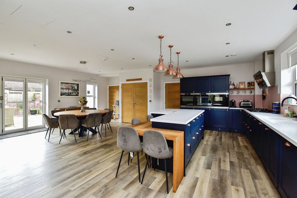 Property photo 3 of 42 Pbox-Img.Jpg