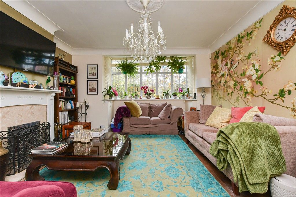 Property photo 3 of 22 Lounge