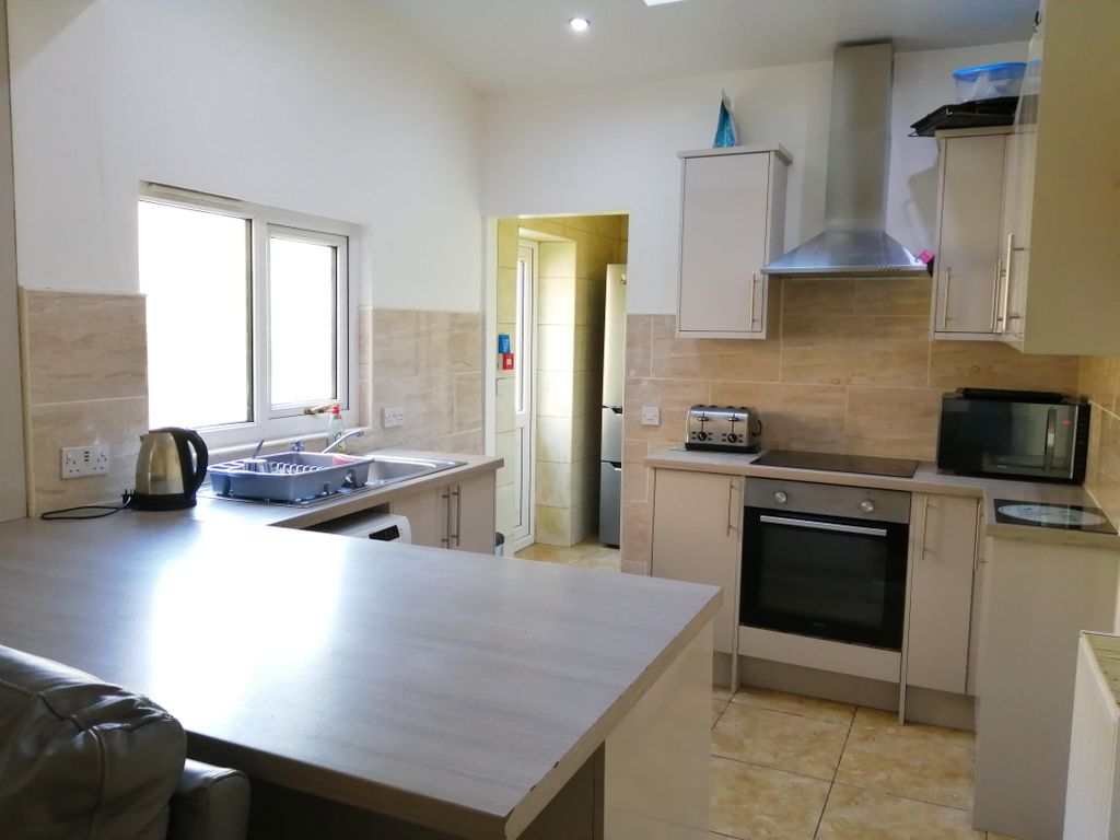 Property photo 1 of 10 Kitchen 1