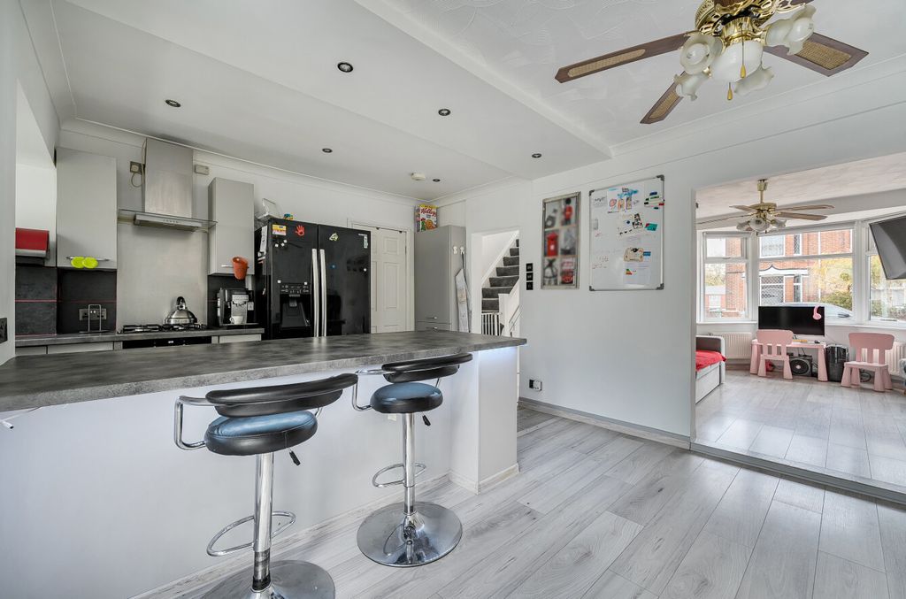 Property photo 3 of 12 1374108-7-690B633...