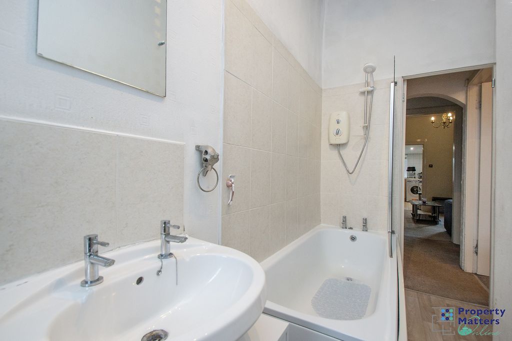 Property photo 3 of 11 Bathroom