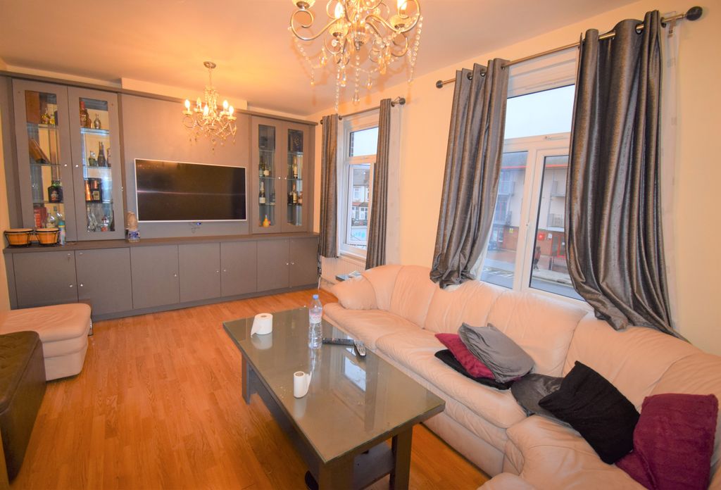 Property photo 1 of 8 Two Bedroom Two Bathroom Close To Gants Hill Station -