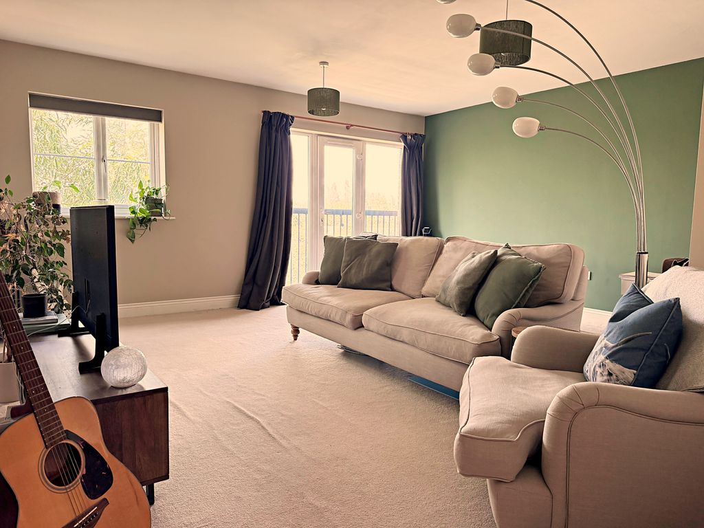Property photo 3 of 16 Lounge