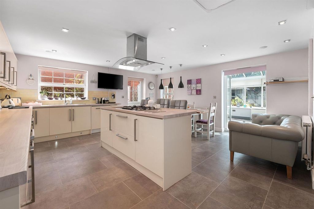 Property photo 2 of 32