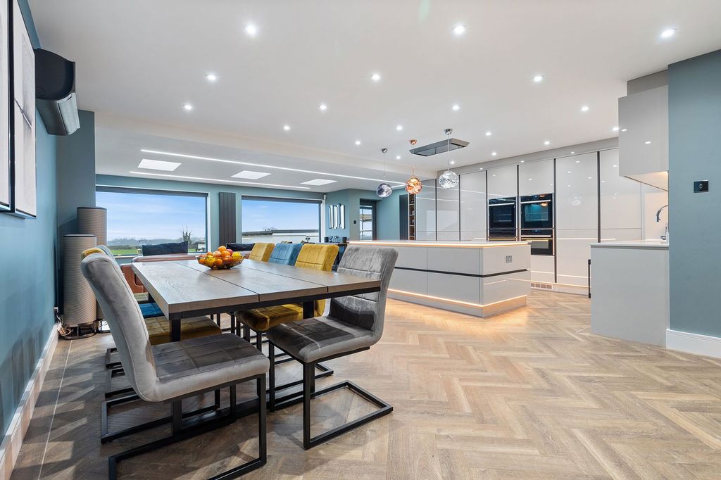 Property photo 3 of 39