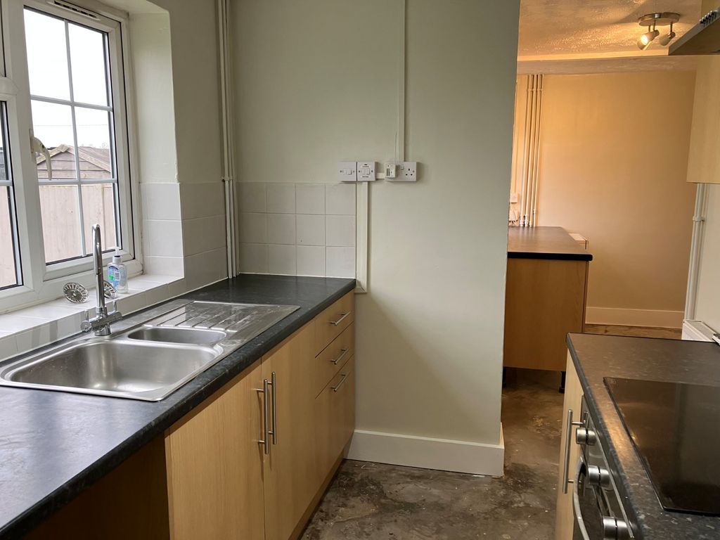 Property photo 3 of 11 Kitchen