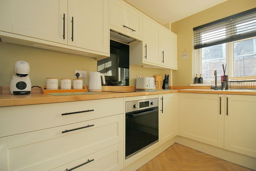 Property photo 3 of 27 Kitchen