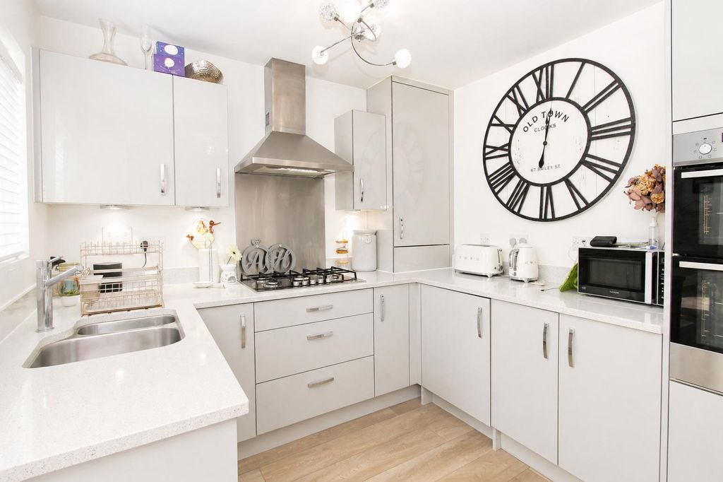 Property photo 2 of 19 Kitchen