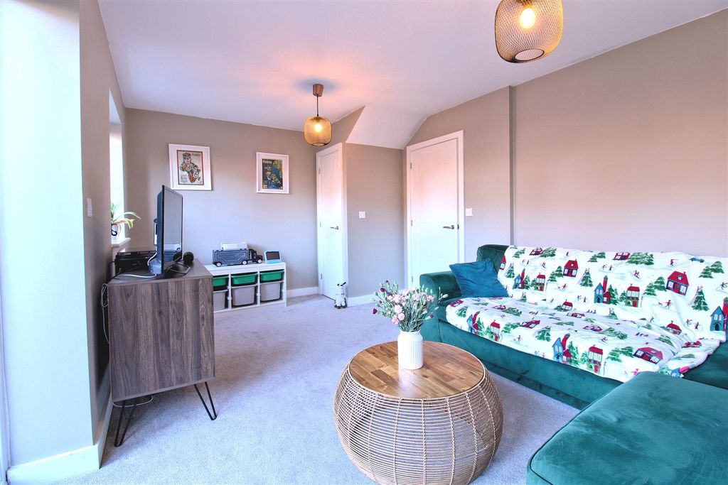 Property photo 3 of 28 Lounge