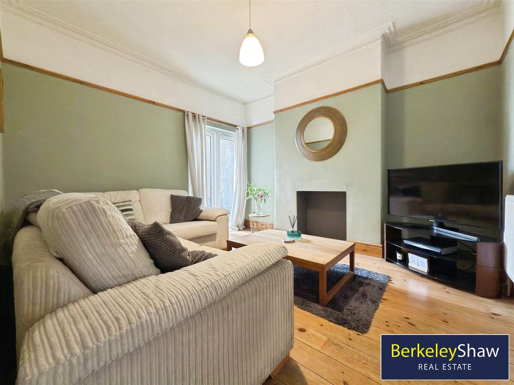 Property photo 3 of 18 Lounge