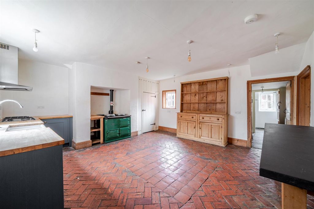 Property photo 3 of 18 Kitchen