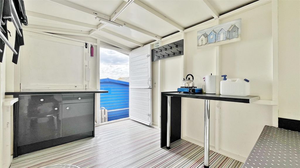 Property photo 2 of 9 Beach Hut