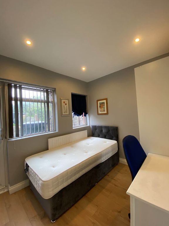 Property photo 2 of 8 Room D 3
