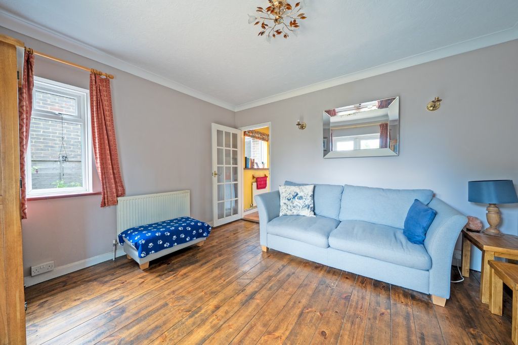 Property photo 3 of 10 Lounge