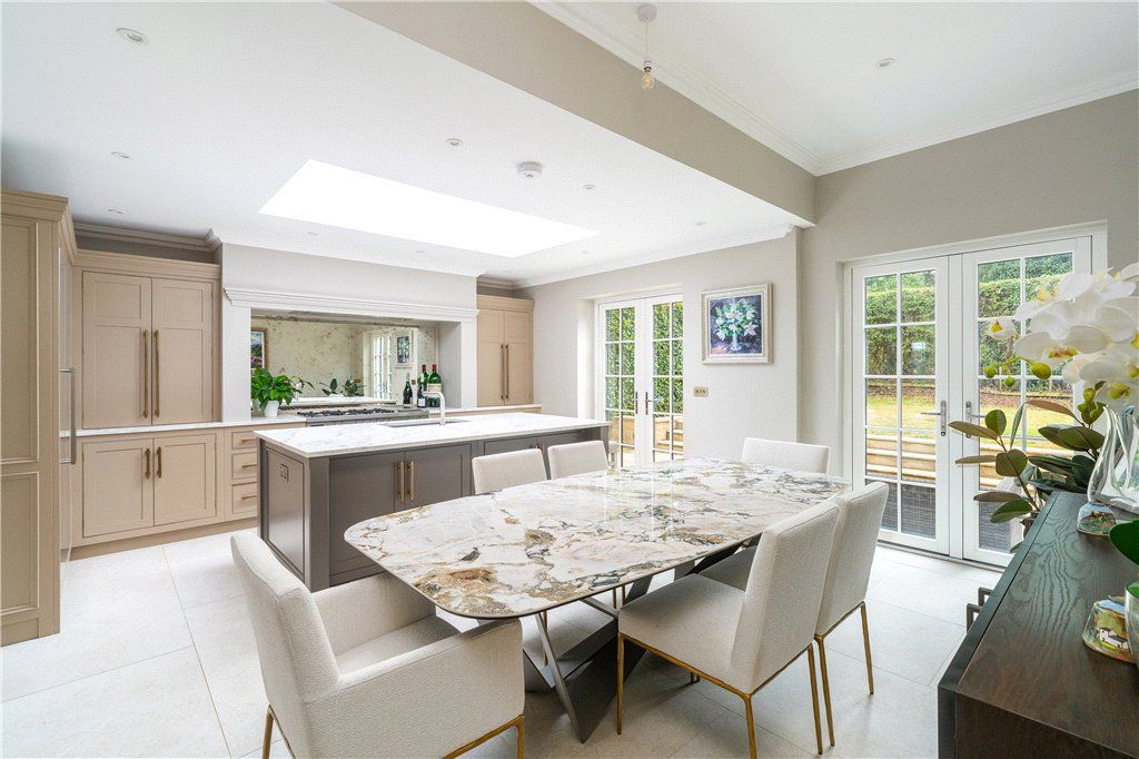 Property photo 3 of 20 Dining Kitchen