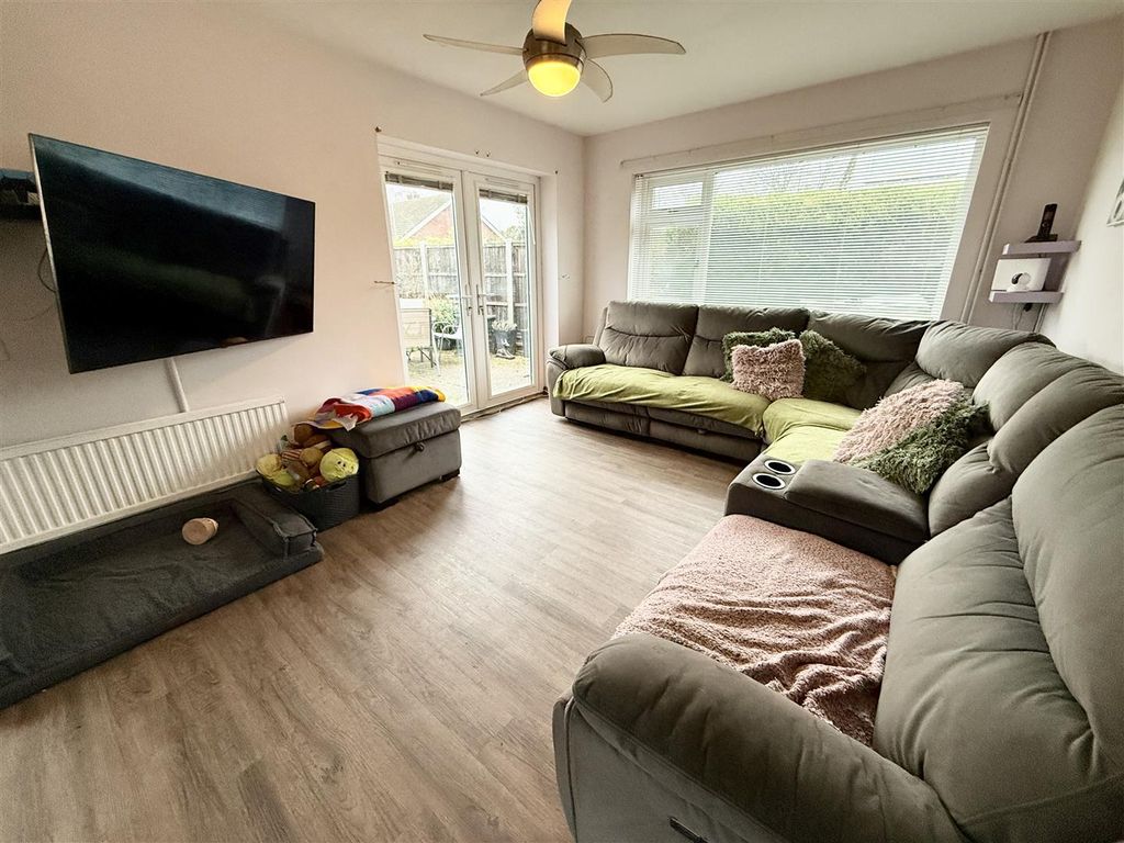 Property photo 3 of 15 Lounge