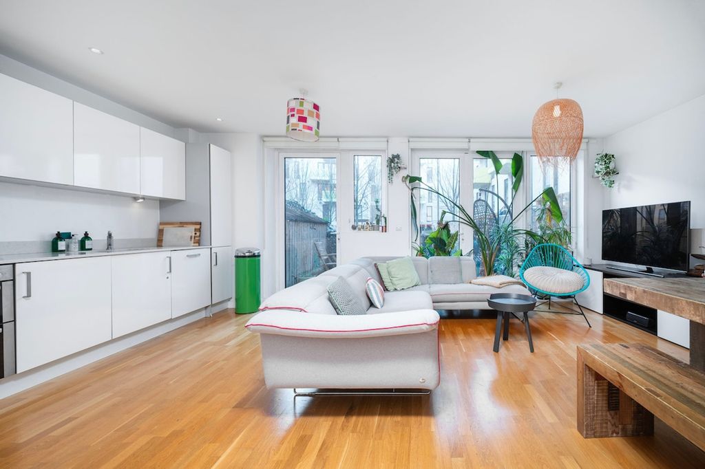 Property photo 1 of 19 Living Room