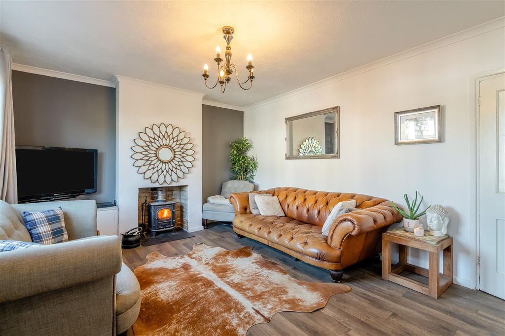 Property photo 2 of 16 Lounge