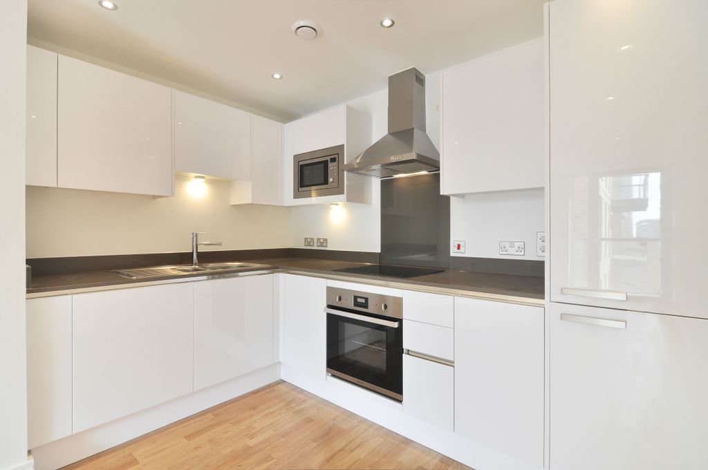 Property photo 2 of 8 High Gloss Kitchen