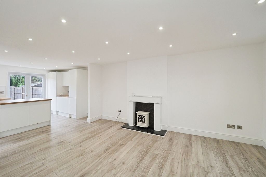 Property photo 3 of 17 Lounge