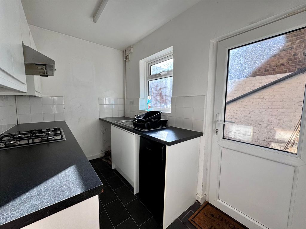 Property photo 3 of 8 Kitchen