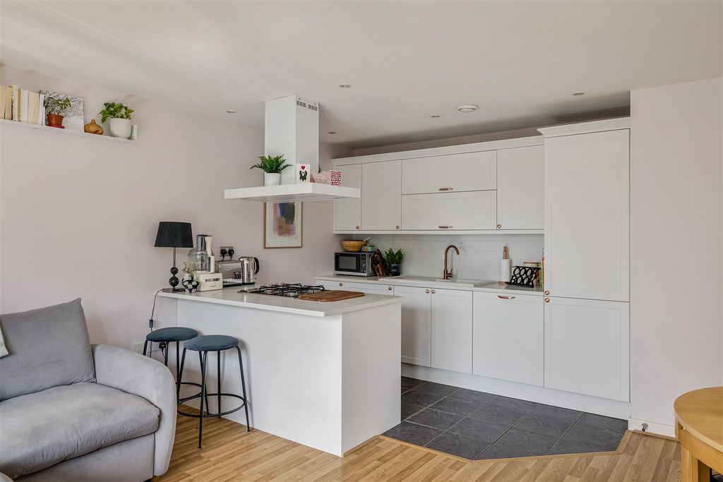 Property photo 3 of 14 Merchant Street E3