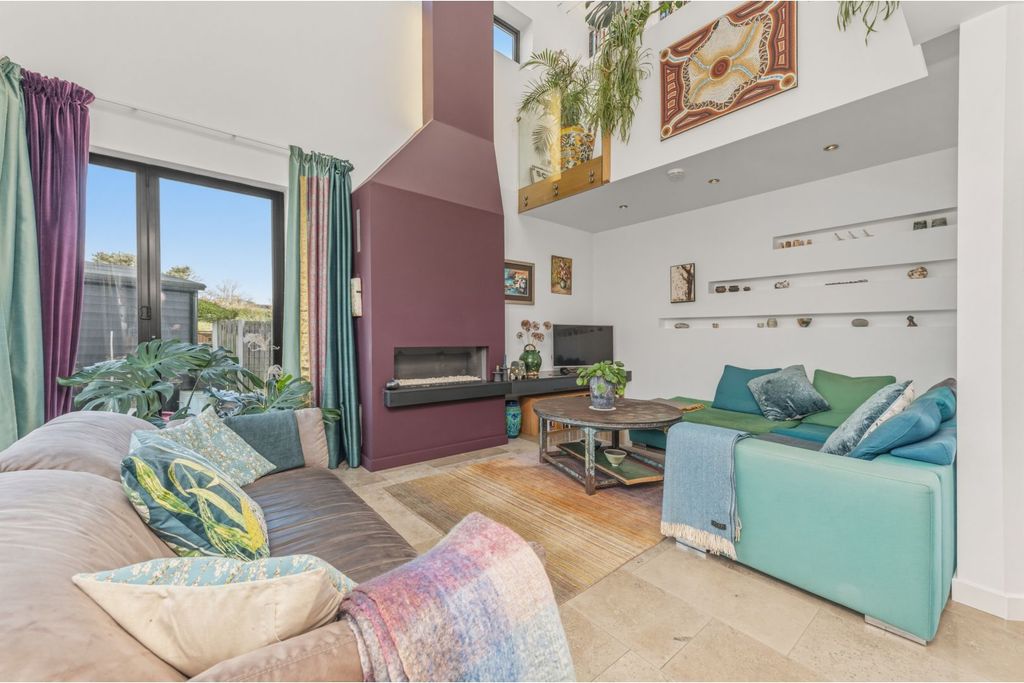 Property photo 3 of 28 Lounge