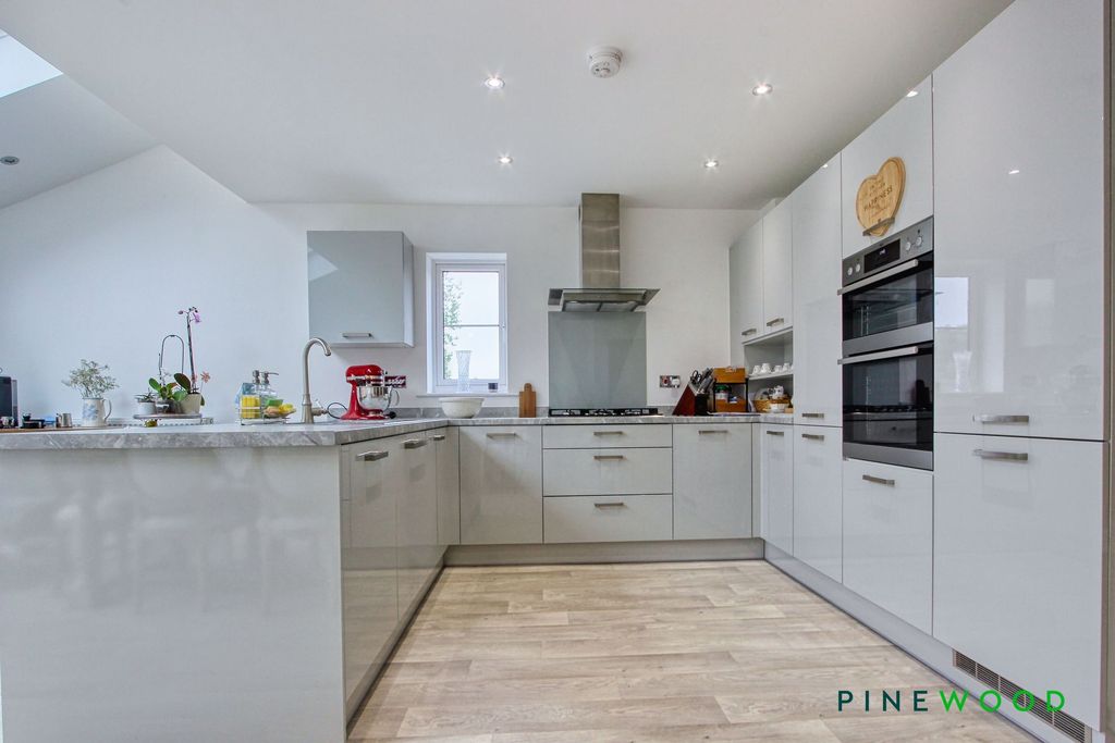 Property photo 3 of 24 Kitchen Diner