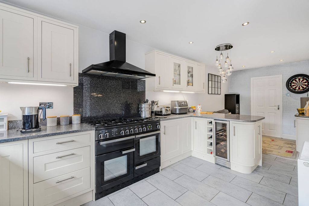 Property photo 2 of 27