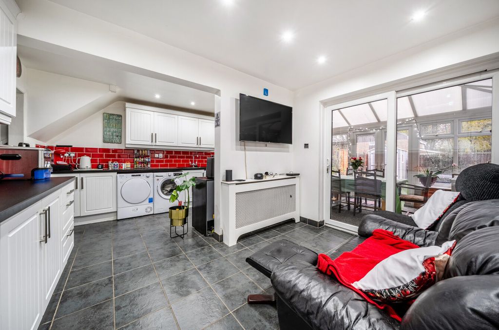 Property photo 2 of 11 1386602-18-692d6c...