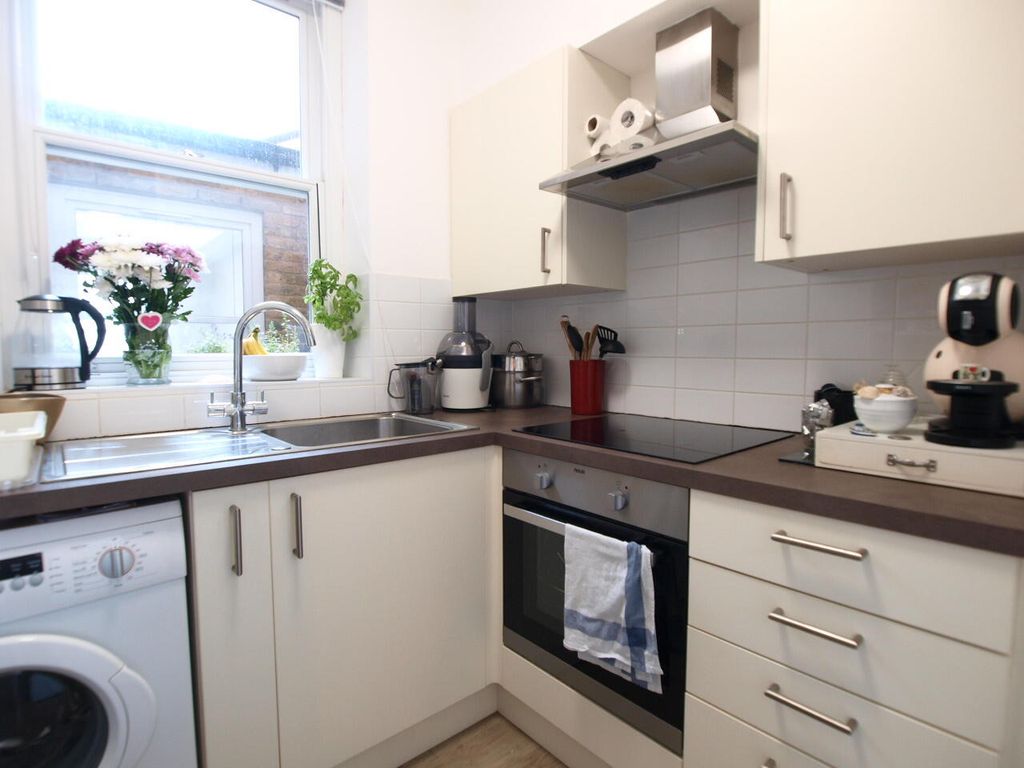 Property photo 3 of 7 Kitchen