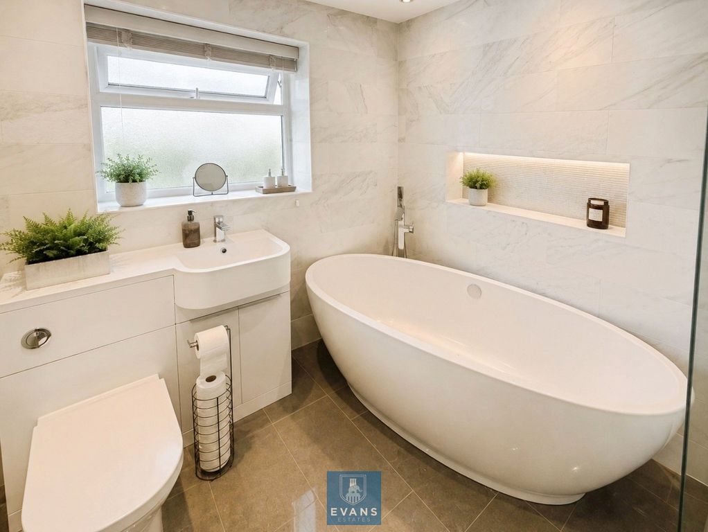 Property photo 3 of 16 Bathroom