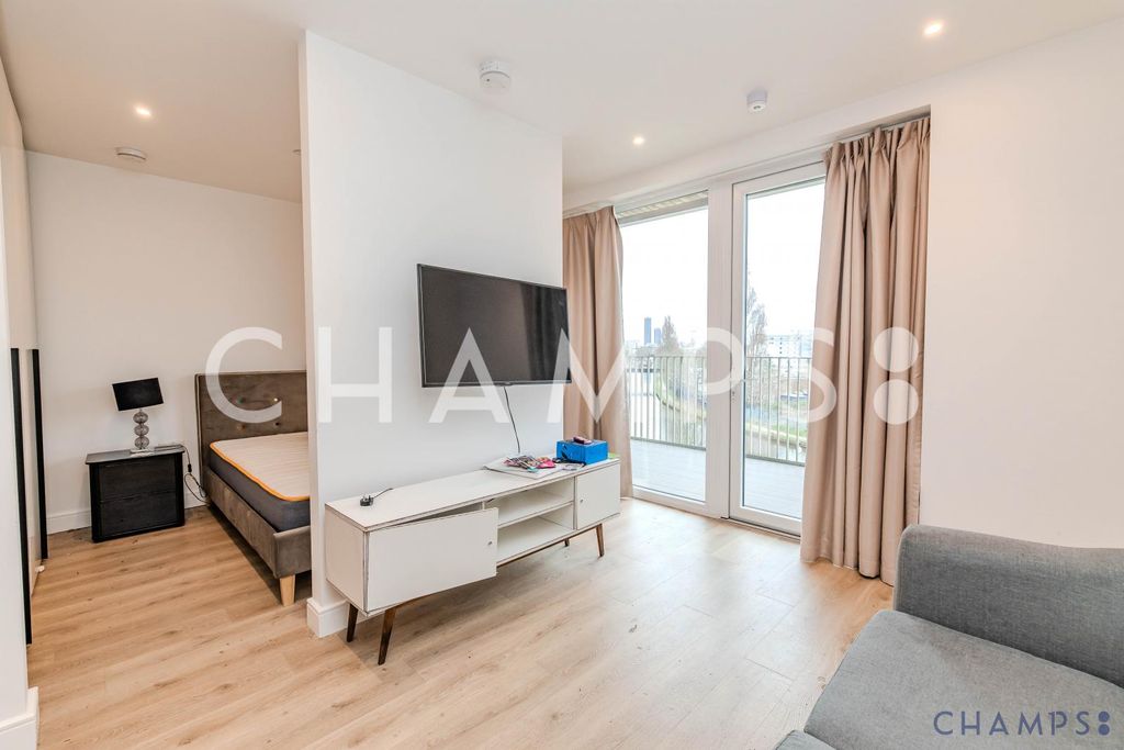 Property photo 1 of 17 2nd Floor South Facing Large Studio